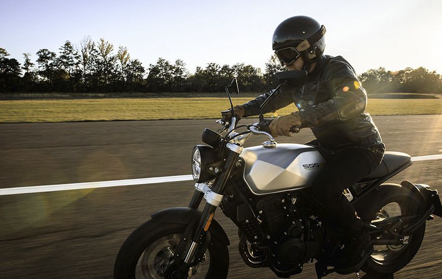 Brixton Crossfire 500 carretera